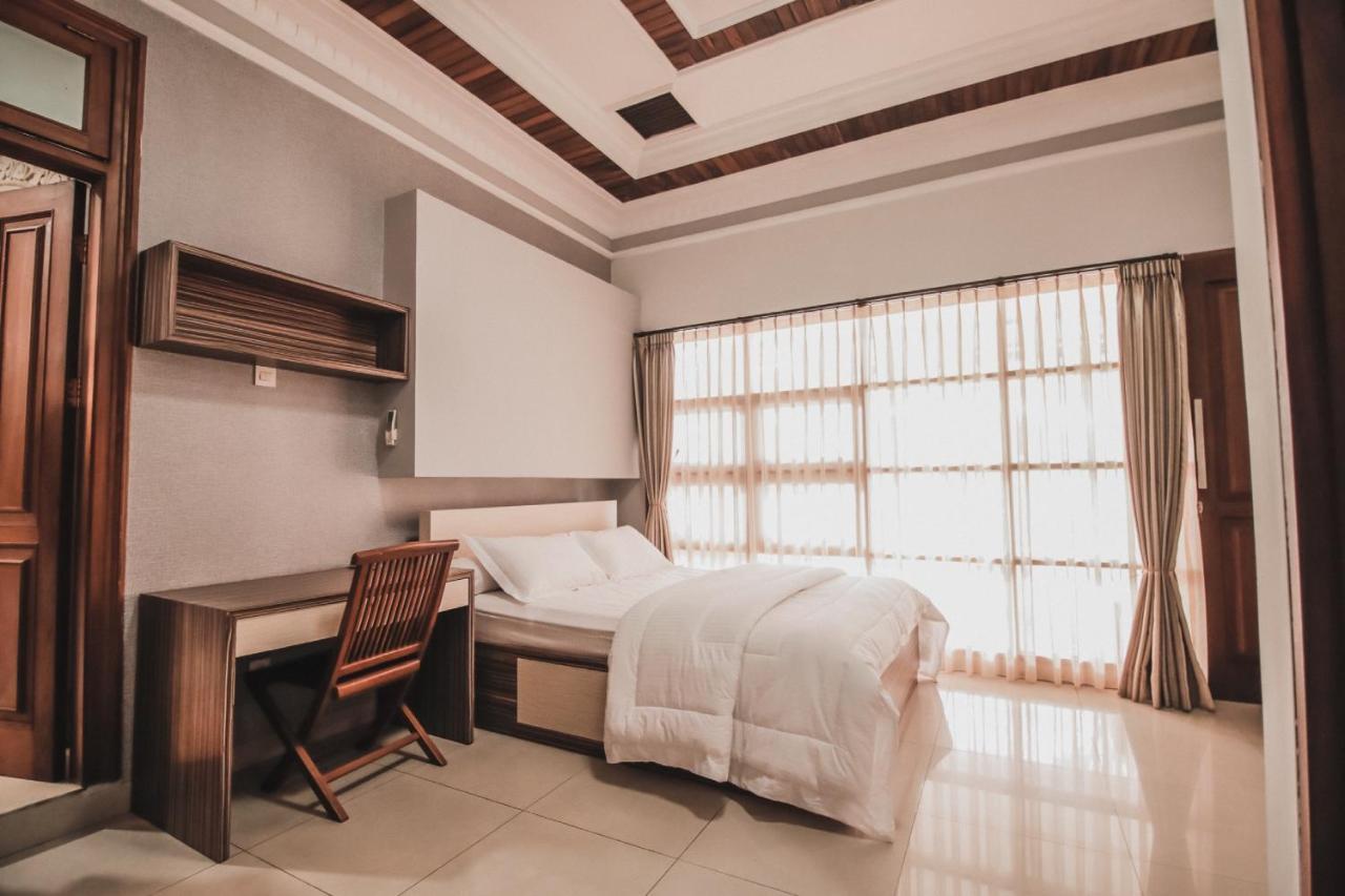 Pasteur Bandung, Husein Sastranegara Airport