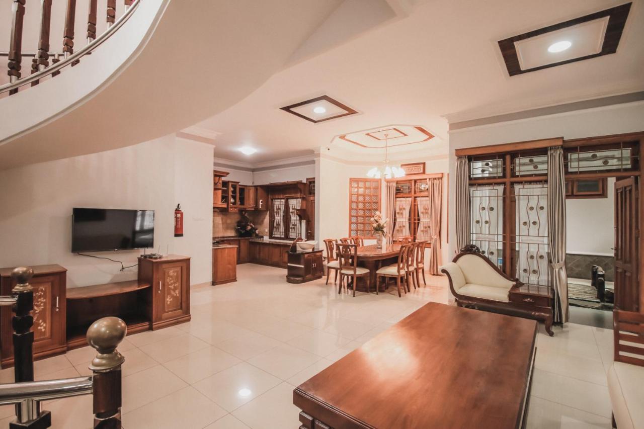 Wisma tamu Pasteur Bandung, Husein Sastranegara Airport Bandung