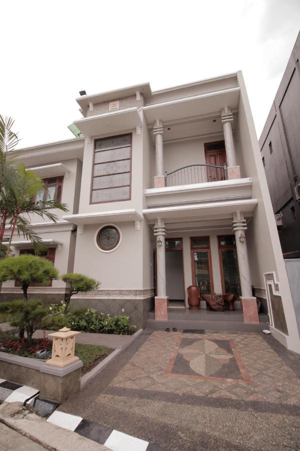 Wisma tamu Pasteur Bandung, Husein Sastranegara Airport Bandung