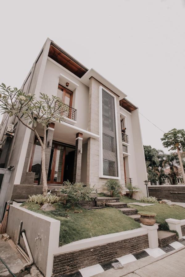 Wisma tamu Pasteur Bandung, Husein Sastranegara Airport